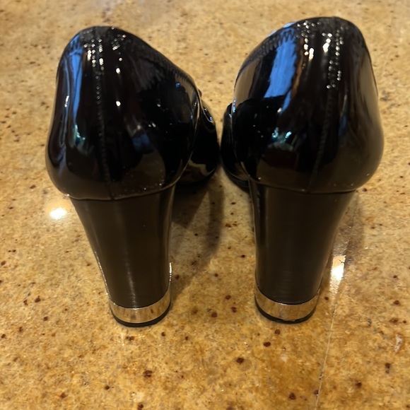 Tory Burch Black Patent Leather pumps - Picture 3 of 6